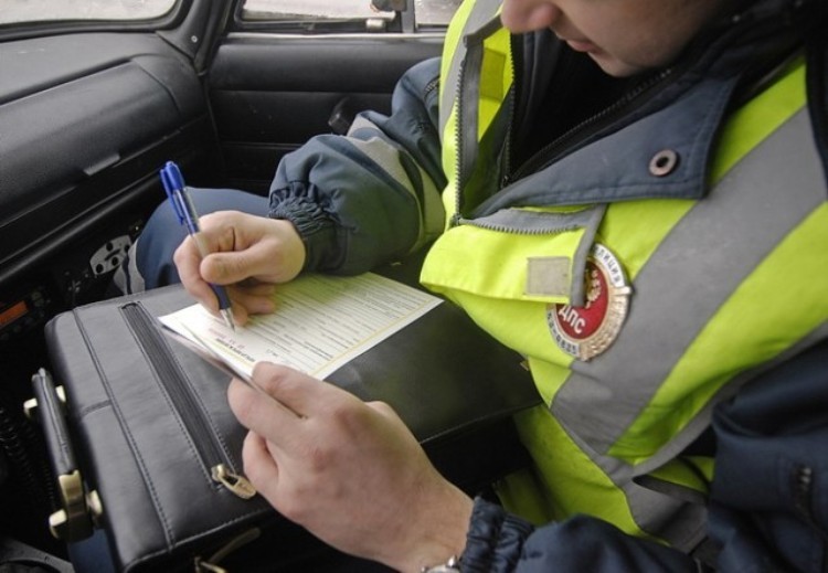 Инспектор выписывает штраф