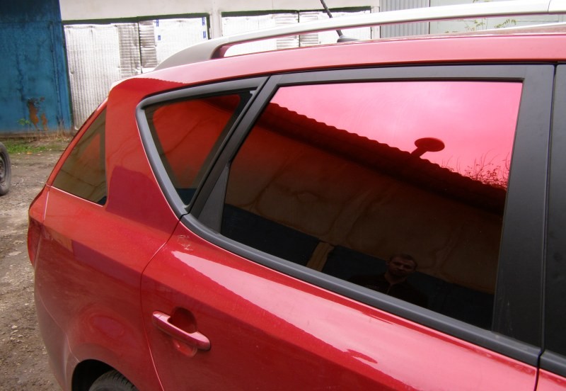Красная тонировка стекол авто