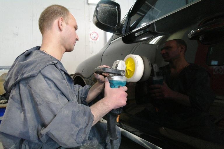 Полировка черного автомобиля