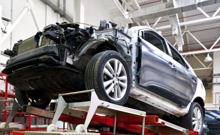 Автомобиль на стапеле в автосервисе