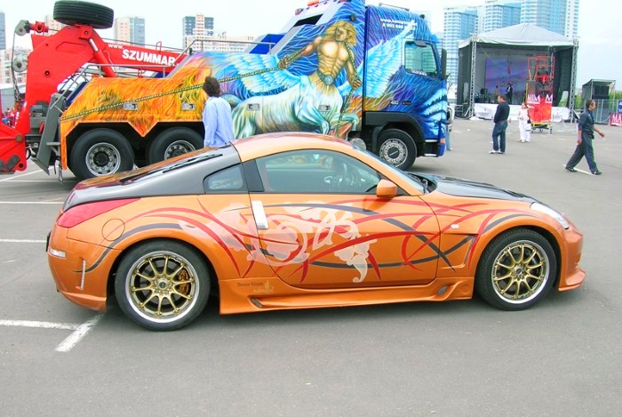 Абстрактные полосы на авто