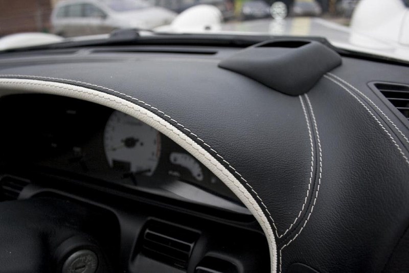 Панель салона авто, отделанная кожей Панель салона авто, отделанная кожей
